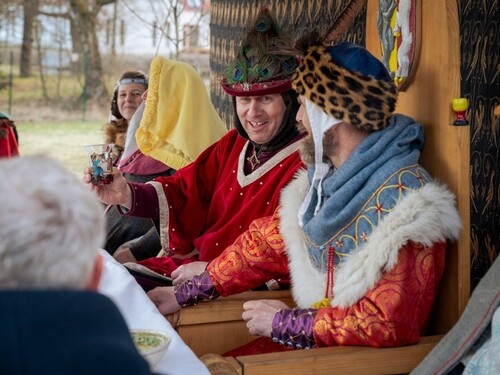 VÍTEJ KE STOLU: STŘEDOVĚKÁ GASTRONOMIE
