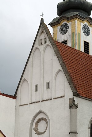 Dominantní věž kostela