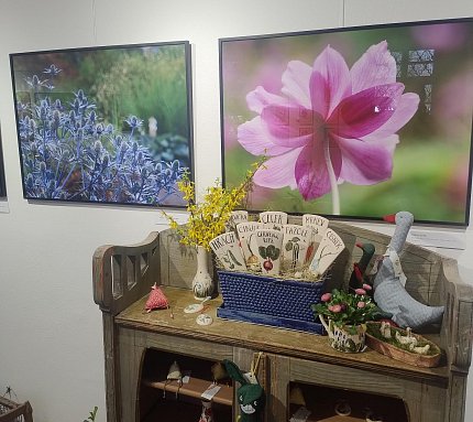 Doteky jara v květinové a bylinkové zahradě